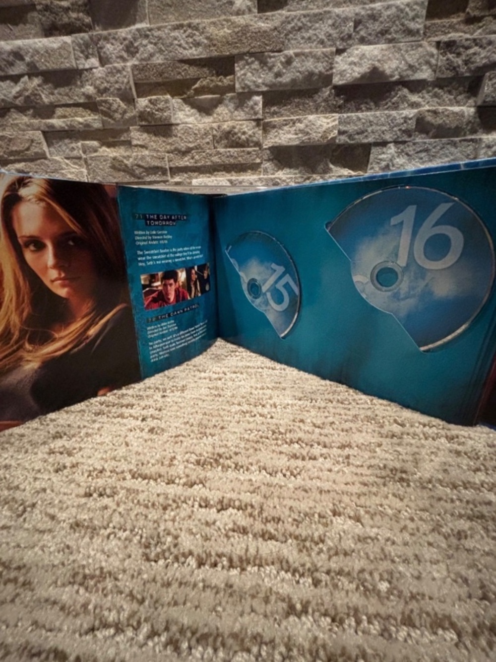 The OC Complete Series Set Limited Edition Book Set - RARE - Picture 5 of 7